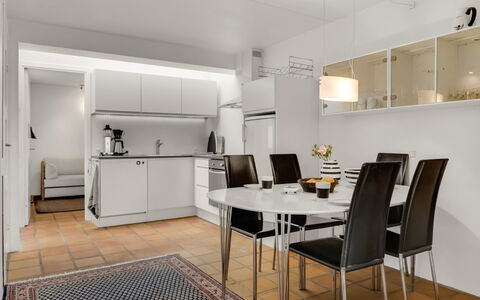Nis - 900M from the Sea: Mueble, Diseño De Interiores, Piso, Suelo, Techo, Cocina, Habitación, Lámpara, Departamento, Mesa