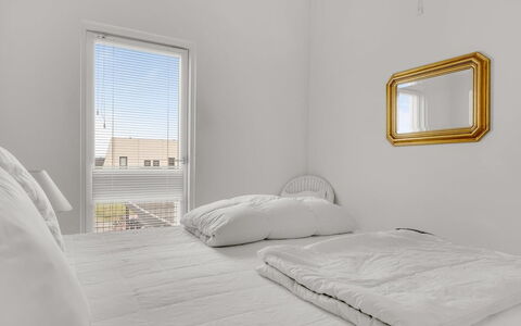 Nis - 900M from the Sea: Habitación, Diseño De Interiores, Cama, Lecho, Sábana, Suelo, Linos, Techo, Casa, Habitación