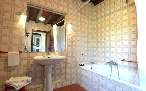 Casa Ballo delle Streghe, Garden, Montebelluna: Pared, Piso, Diseño De Interiores, Suelo, Baño, Arreglo De Tubería, Techo, Lavabo Del Baño, Plomería, Habitación
