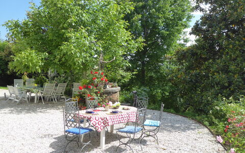 Casa Ballo delle Streghe, Garden, Montebelluna: Mueble, Silla, Mesa, Mueble Para Exteriores, Jardín, Arbusto, Mesa Al Aire Libre, Sombra, Cocina Y Comedor Mesa