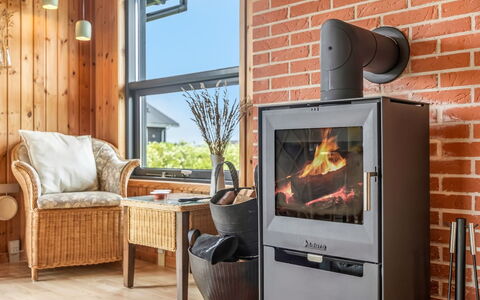 Iiris - 200M from the Sea: Mueble, Silla, Manchas De Madera, Estufa De Leña, Hogar, Sala, Electrodoméstico, Madera Dura, Planta De Casa, Maceta