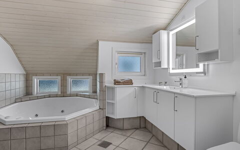 Batsha - 1.7Km from the Sea: Diseño De Interiores, Piso, Arreglo De Tubería, Suelo, Techo, Lavabo, Baño, Grifo, Plomería, Habitación