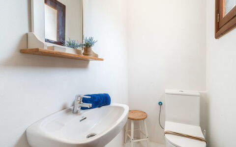 Can Jordi: Asiento Del Baño, Baño, Arreglo De Tubería, Baño, Piso, Suelo, Diseño De Interiores, Plomería, Lavabo Del Baño, Lavabo