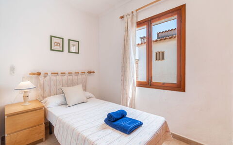Can Jordi: Madera, Cama, Habitación, Diseño De Interiores, Casa, Piso, Suelo, Mueble, Departamento, Sábana