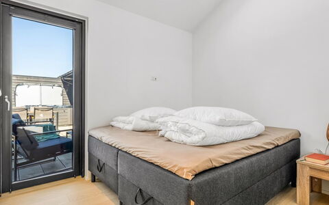 Merve - 250M from the Sea: Madera, Suelo, Piso, Habitación, La Luz Del Día, Lecho, Cama, Sábana, Colchón, Marco De La Cama