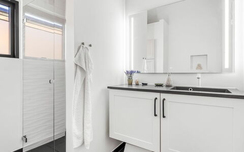 Merve - 250M from the Sea: Diseño De Interiores, Piso, Arreglo De Tubería, Suelo, Lavabo, Mueble De Baño, Grifo, Mostrador, Gabinetes, Baño
