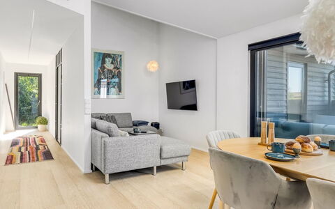 Merve - 250M from the Sea: Piso, Diseño De Interiores, Suelo, Suelos De Madera, Mueble, Madera, Techo, Sofá, Sala, Suelo Laminado