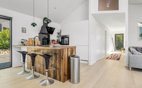 Merve - 250M from the Sea: Diseño De Interiores, Piso, Mueble, Suelo, Suelos De Madera, Mostrador, Madera, Techo, Cocina, Suelo Laminado