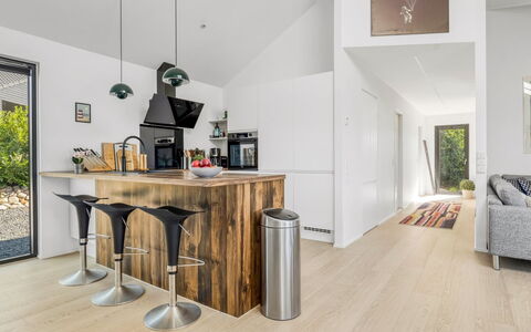 Merve - 250M from the Sea: Diseño De Interiores, Piso, Mueble, Suelo, Suelos De Madera, Mostrador, Madera, Cocina, Techo, Suelo Laminado