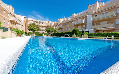 Aires de Mar: Agua, Edificio, Cielo, Planta, Propiedad, Piscina, Azur, Ventana, Azul, Casa