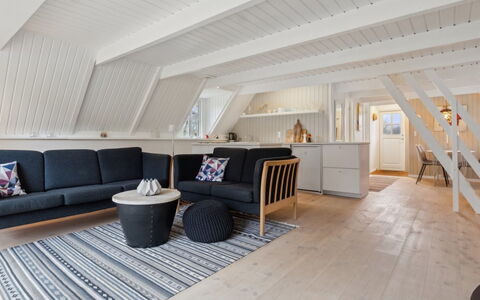 Svenne - 1.4Km from the Sea: Mueble, Piso, Diseño De Interiores, Suelo, Madera, Techo, Suelos De Madera, Sofá, Sala, Encendiendo