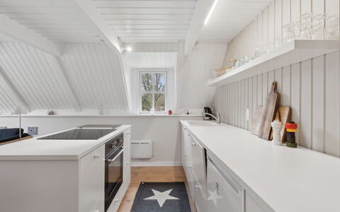 Svenne - 1.4Km from the Sea: Piso, Madera, Techo, Diseño De Interiores, Suelo, Cocina, Suelos De Madera, Mostrador, Casa, Gabinetes