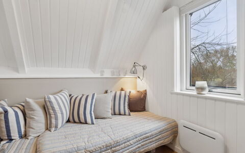 Svenne - 1.4Km from the Sea: Diseño De Interiores, Pared, Mueble, Madera, Piso, Suelo, Cama, Techo, Habitación, Habitación