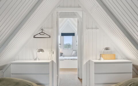 Svenne - 1.4Km from the Sea: Madera, Piso, Techo, Suelo, Diseño De Interiores, Habitación, Ático, Habitación, Cama, Suelos De Madera
