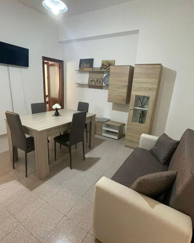 Appartamento in Centro: Mueble, Madera, Piso, Suelo, Diseño De Interiores, Habitación, Sala, Silla, Madera Dura, Manchas De Madera