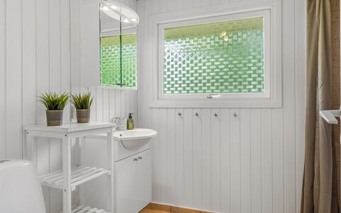 Ivar - from the Sea: Pared, Diseño De Interiores, Techo, Arreglo De Tubería, Encendiendo, Piso, Lámpara, Mueble De Baño, Suelo, Baño