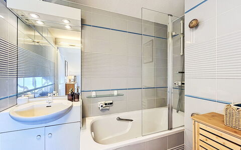 Madavoar: Baño, Arreglo De Tubería, Diseño De Interiores, Piso, Suelo, Lavabo, Grifo, Plomería, Bañera, Lavabo Del Baño