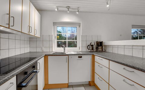 Tara - 1Km from the Sea: Piso, Cocina, Mostrador, Diseño De Interiores, Suelo, Arreglo De Tubería, Aparato De Cocina, Lavabo, Electrodoméstico, Techo