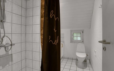 Tara - 1Km from the Sea: Pared, Piso, Madera, Suelo, Arreglo De Tubería, Baño, Baño, Diseño De Interiores, Plomería, Asiento Del Baño