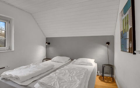 Tara - 1Km from the Sea: Pared, Habitación, Madera, Cama, Techo, Sábana, Suelo, Lecho, Piso, Diseño De Interiores