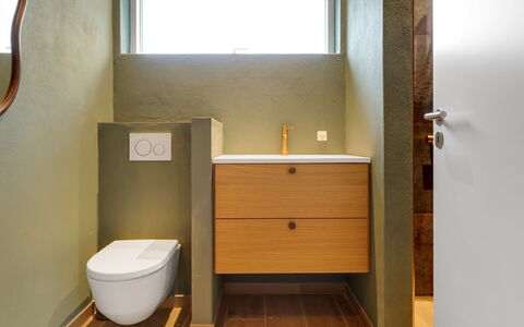 Vilppu - 900M from the Sea: Baño, Arreglo De Tubería, Pared, Piso, Lavabo Del Baño, Diseño De Interiores, Suelo, Mueble De Baño, Baño, Lavabo