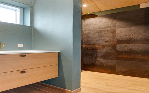 Vilppu - 900M from the Sea: Piso, Pared, Suelo, Diseño De Interiores, Marrón, Baño, Loseta, Techo, Arreglo De Tubería, Material Compuesto