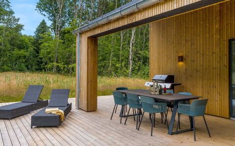 Vilppu - 900M from the Sea: Madera, El Terreno Del Lote, Edificios Del Jardín, Madera Dura, Tablón, Manchas De Madera, Jardín, Mueble Para Exteriores, Mesa Al Aire Libre, Cubierta