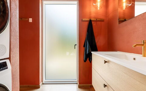 Vilppu - 900M from the Sea: Piso, Diseño De Interiores, Suelo, Naranja, Marrón, Arreglo De Tubería, Mueble De Baño, Espejo, Habitación, Baño