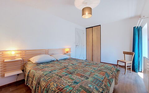 Kerdro: Cama, Mueble, Diseño De Interiores, Suelo, Habitación, Piso, Lecho, Pared, Sábana, Madera