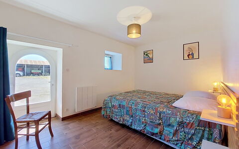 Kerdro: Diseño De Interiores, Suelo, Piso, Pared, Mueble, Techo, Madera, Habitación, Habitación, Cama