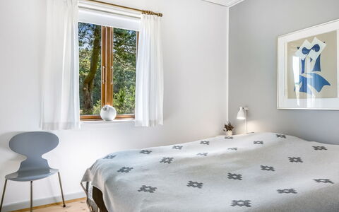 Ola - 900M from the Sea: Diseño De Interiores, Cama, Habitación, Piso, Suelo, Sábana, Madera, Lecho, Mueble, Linos