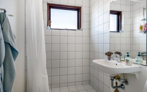 Ola - 900M from the Sea: Pared, Arreglo De Tubería, Baño, Piso, Suelo, Diseño De Interiores, Techo, Plomería, Baño, Lavabo