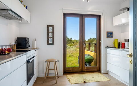 Ola - 900M from the Sea: Mueble, Madera, Piso, Diseño De Interiores, Suelo, Aparato De Cocina, Casa, Cocina, Mostrador, Habitación