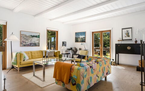 Ola - 900M from the Sea: Mueble, Diseño De Interiores, Piso, Pared, Suelo, Sofá, Madera, Techo, Sala, Habitación