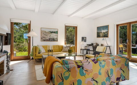 Ola - 900M from the Sea: Mueble, Diseño De Interiores, Pared, Piso, Madera, Sofá, Silla, Suelo, Sala, Casa