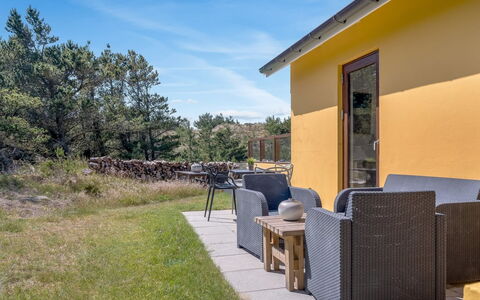 Ola - 900M from the Sea: Cabaña, Silla, Sombra, Paisajismo, Yarda, Patio Interior, Mueble Para Exteriores, Porche, Casa De Campo, Edificios Del Jardín