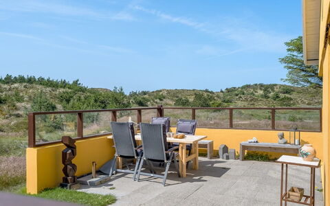 Ola - 900M from the Sea: Mueble, Silla, Manchas De Madera, Sombra, Madera Dura, Cocina Y Comedor Mesa, Eco Hotel, Balcón, Mueble Para Exteriores, Recurso