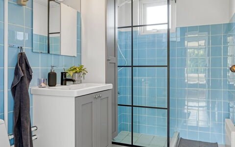 Lillan - from the Sea: Diseño De Interiores, Pared, Piso, Baño, Suelo, Arreglo De Tubería, Mueble De Baño, Loseta, Plomería, Habitación