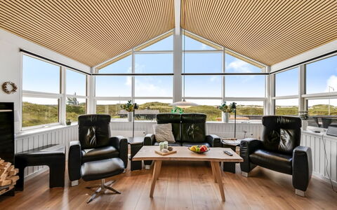 Ema - 500M from the Sea: Diseño De Interiores, Techo, Madera, Piso, Suelo, Encendiendo, Mueble, Sala, Silla, Vaso