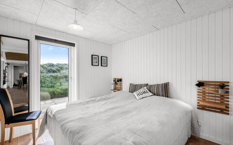 Ema - 500M from the Sea: Madera, Habitación, Techo, Lecho, Sábana, Cama, Madera Dura, Diseño, Tablón, Marco De La Cama