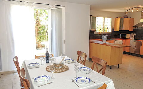 Maison des Lauriers: Mueble, Silla, Piso, Madera, Diseño De Interiores, Suelo, Cocina Y Comedor Mesa, Mesa, Mostrador, Cocina