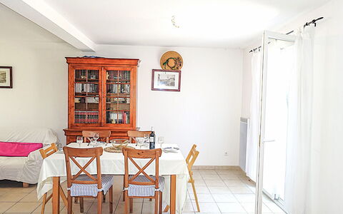 Maison des Lauriers: Mueble, Diseño De Interiores, Silla, Piso, Mesa, Suelo, Madera, Cocina Y Comedor Mesa, Comedor, Techo