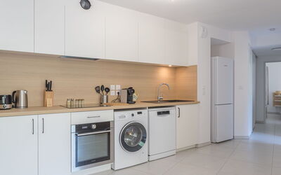 Alojamiento:&nbsp;151 Bay Street 456.2