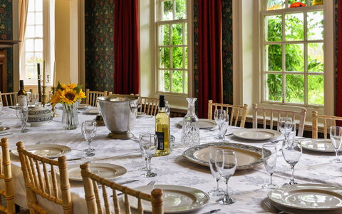 Clift Hill: Mueble, Diseño De Interiores, Piso, Mesa, Suelo, Comedor, Techo, Encendiendo, Silla, Cocina Y Comedor Mesa