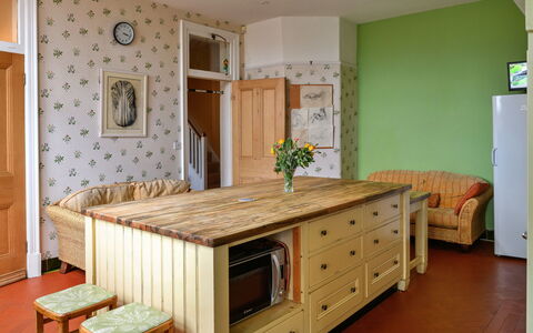 Clift Hill: Mueble, Diseño De Interiores, Piso, Gabinetes, Suelo, Madera, Cocina, Mostrador, Techo, Habitación