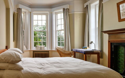 Clift Hill: Diseño De Interiores, Cama, Habitación, Mueble, Sábana, Lecho, Suelo, Madera, Piso, Textil