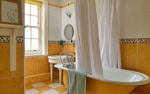Clift Hill: Baño, Arreglo De Tubería, Piso, Diseño De Interiores, Suelo, Bañera, Grifo, Loseta, Plomería, Lavabo