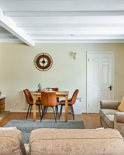 Rosedale Hall Cottage: Sombra, Cordillera, Estructura Al Aire Libre, Eco Hotel, Cubierta, Mueble Para Exteriores, Jardín, Silla, Paisajismo, Madera Dura