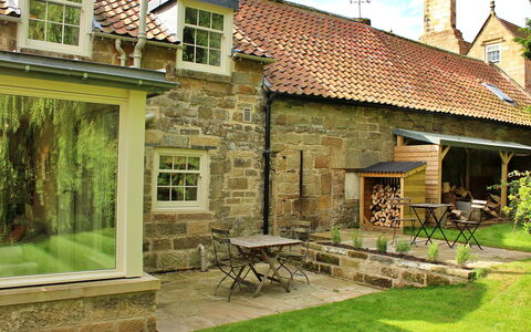 Ingleby Manor - Manor Cottage: Sombra, Cordillera, Estructura Al Aire Libre, Eco Hotel, Cubierta, Mueble Para Exteriores, Jardín, Silla, Paisajismo, Madera Dura