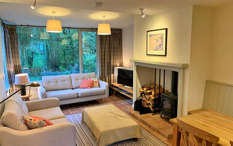 Ingleby Manor - Manor Cottage: Sombra, Cordillera, Estructura Al Aire Libre, Eco Hotel, Cubierta, Mueble Para Exteriores, Jardín, Silla, Paisajismo, Madera Dura